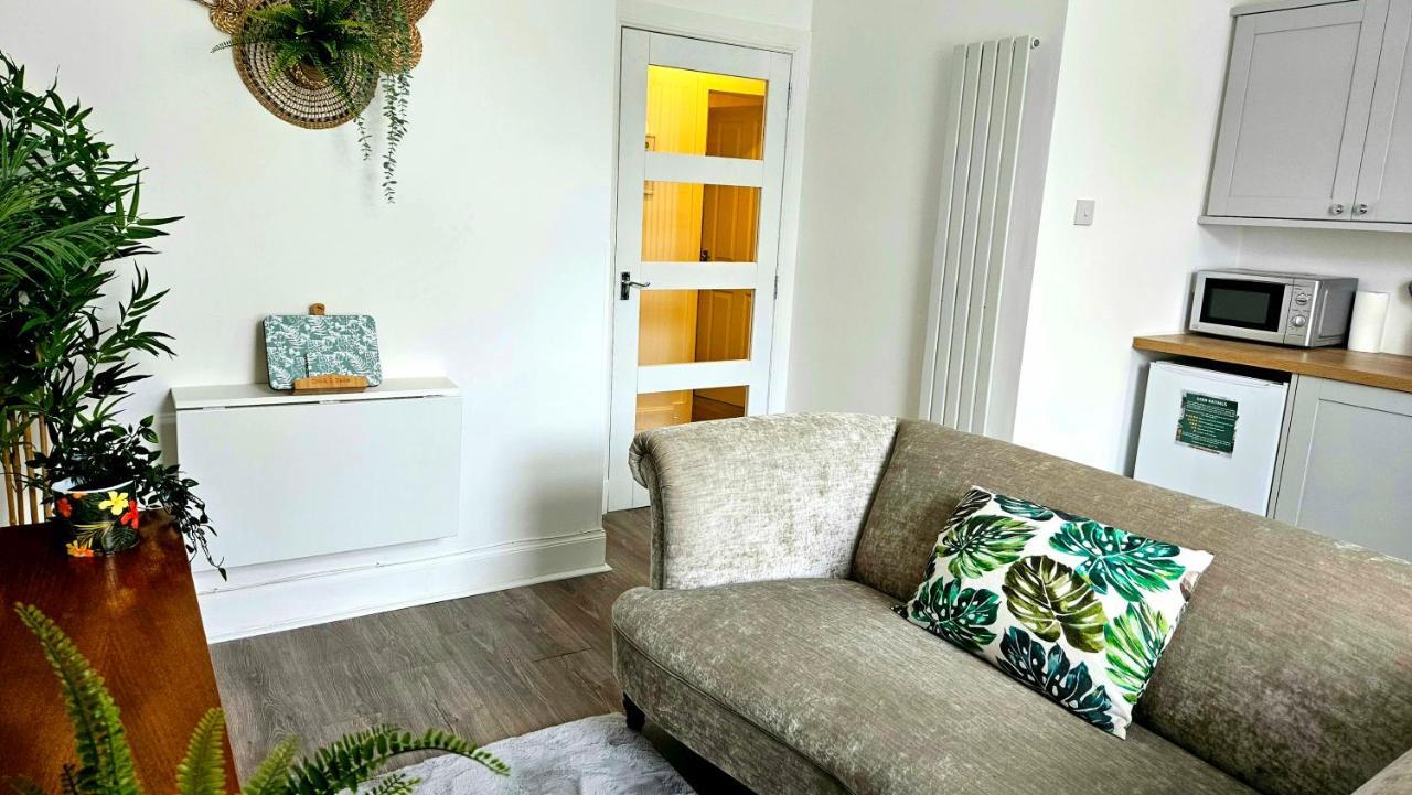 The Ferns - Shared Garden Apartment With Parking Darvel Exterior photo