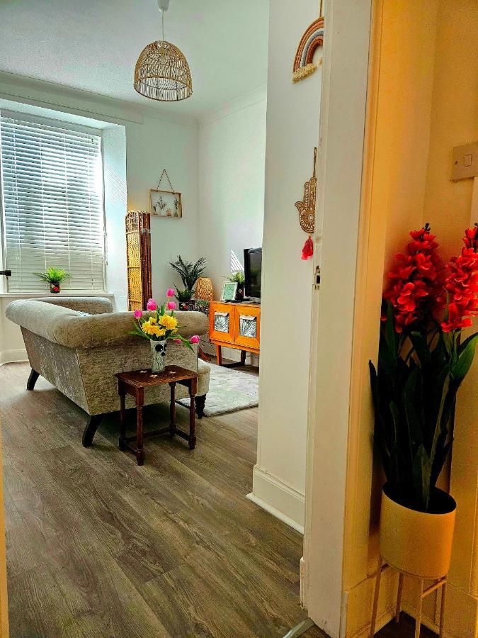 The Ferns - Shared Garden Apartment With Parking Darvel Exterior photo